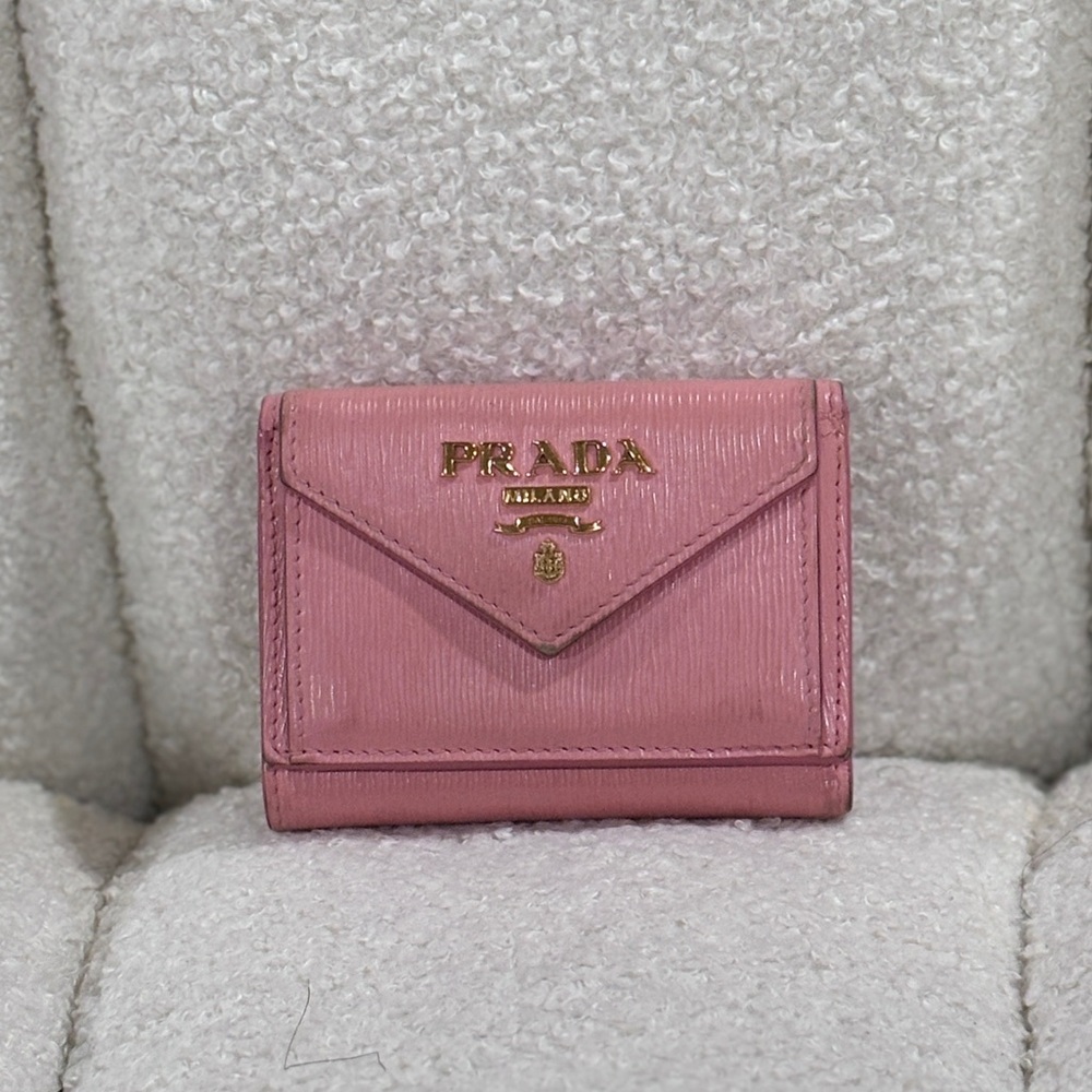 💯Prada Pink Vitello Leather Trifold
Compact Wallet